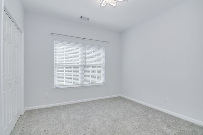 Building Photo - 4 Bedroom 2 Bath in Evans