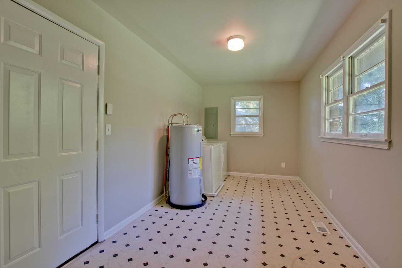 Large Utility Room - 705 Jordan Ln NW