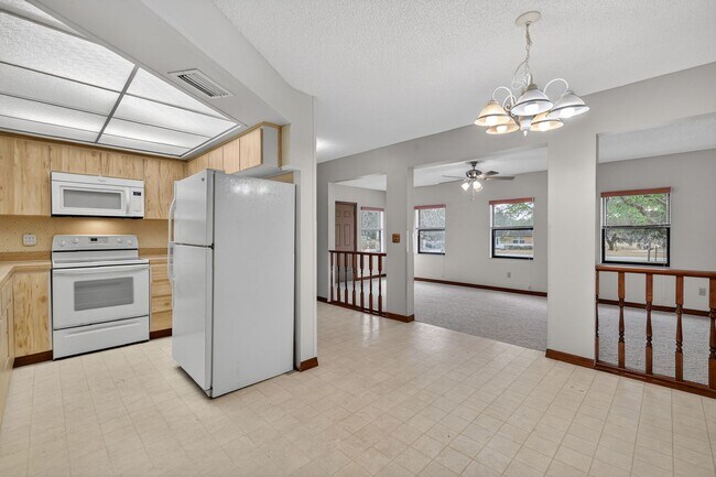 Building Photo - Spacious 2/2 in Leesburg Near Treadway Elementary – Bonus Room