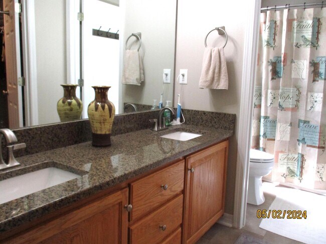 Building Photo - 292 Grandview Ave