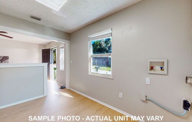 Building Photo - Renovated 2 Bedroom Jacksonville Heights A...