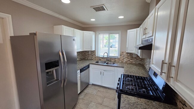 Building Photo - Spacious 3 bed 1 bath with a large backyard!