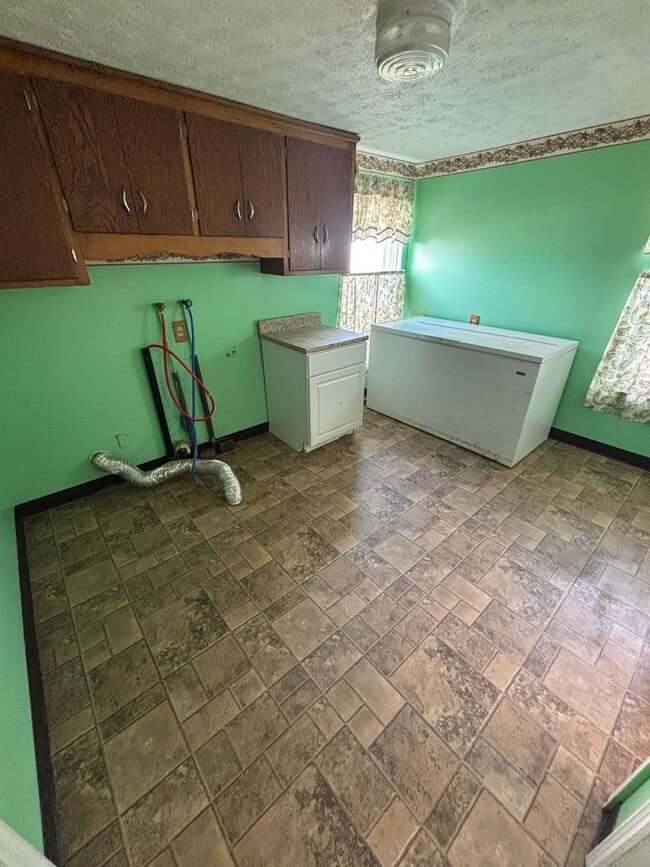 Building Photo - 4 Bedroom, 2 Bathroom House