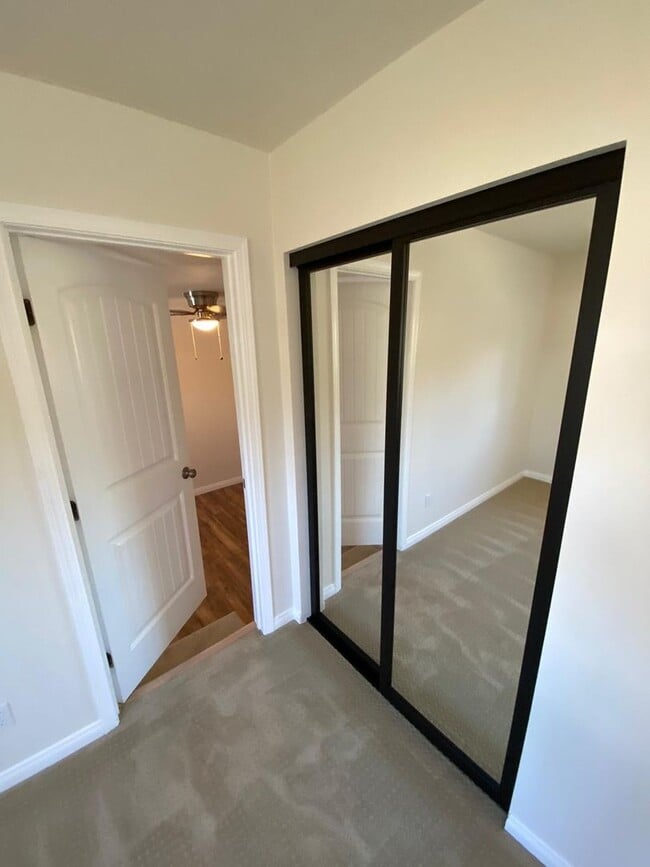 Building Photo - 3 Bedroom 1 Full Bath Remodeled Twin-Home