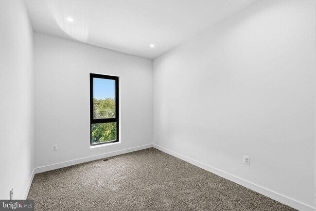 Building Photo - 2530 Elvans Rd SE