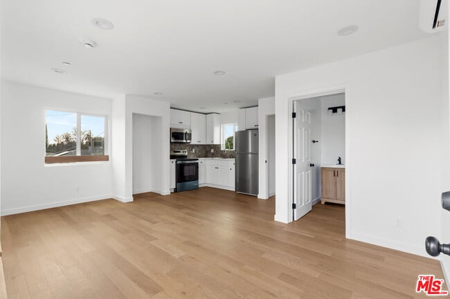 Building Photo - 15840 Chatsworth St