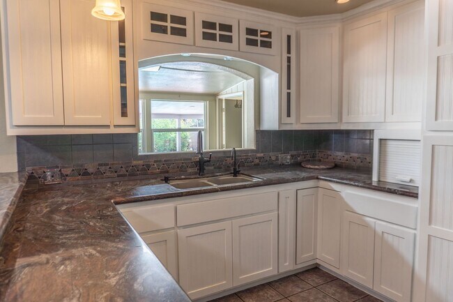 Building Photo - Spacious 3-Bedroom, 4-Bath Vintage Home wi...