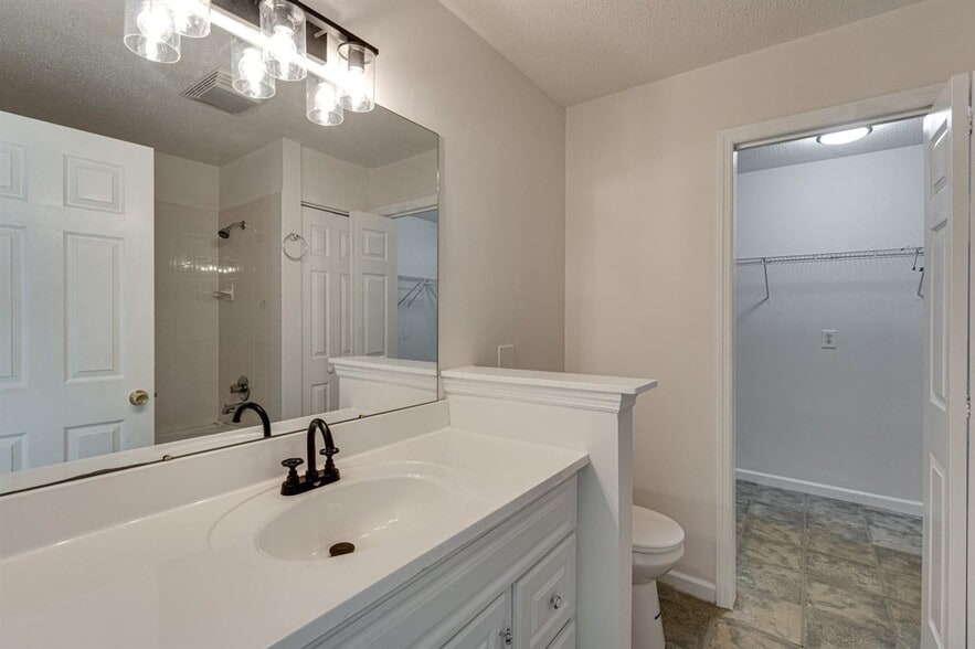 Building Photo - 4363 Montview Dr