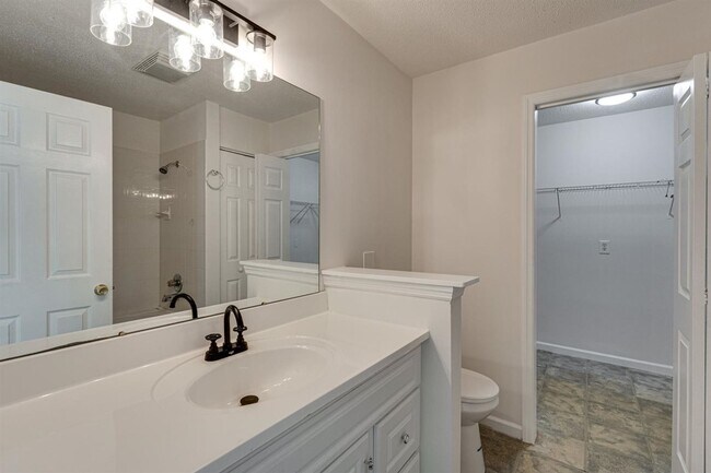 Building Photo - Amazing 4 bedroom 3 bathroom for rent!