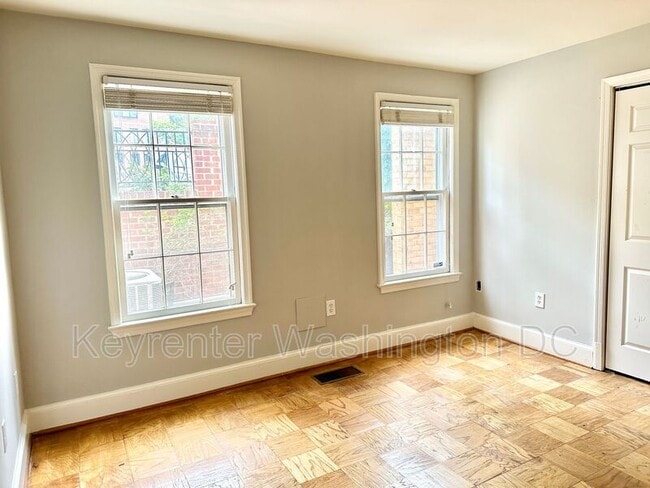 Building Photo - 3273 Sutton Pl NW