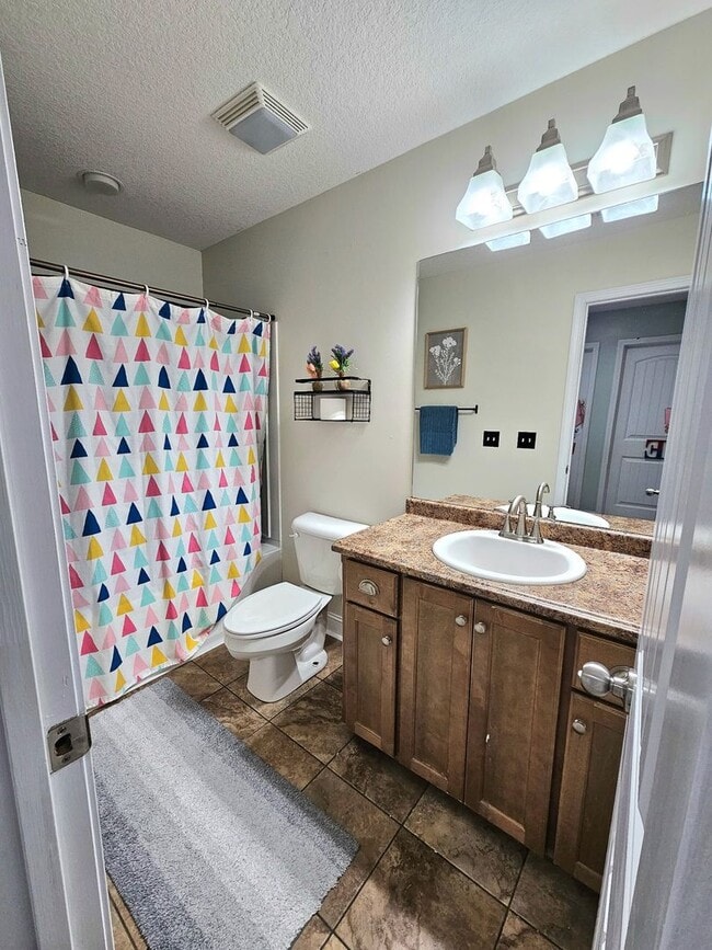 Building Photo - Spacious 5-Bedroom, 3-Bathroom Home for Re...