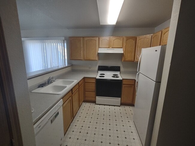 Building Photo - ALL PROSPECTIVE TENANTS MUST SUBMIT A $58 NON-REFUNDABLE APPLICATION FEE PER APPLICANT ONLINE AND...