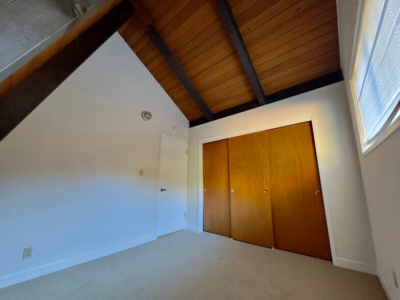 Building Photo - 6583 Valley View Rd