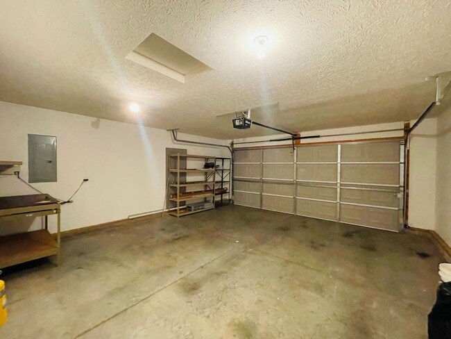 Building Photo - Great 3 Bed 2 Bath House with Garage!!