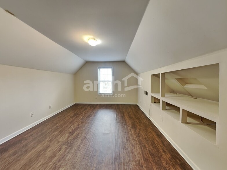 Building Photo - 190 Cedarhurst Rd