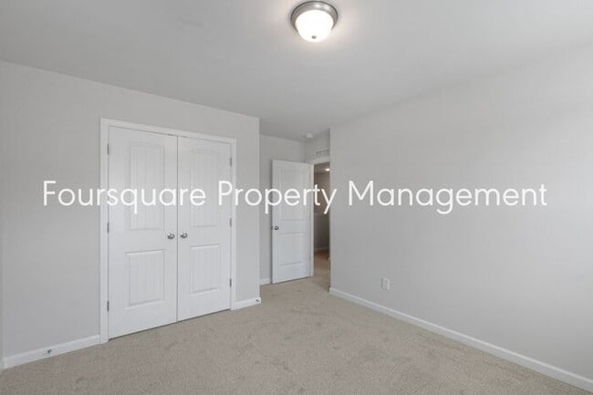 Building Photo - Bright 3-Bed 2.5-Bath End-Unit Townhome with Washer/ Dryer, Granite Kitchen & 2-Car Garage.Conven...