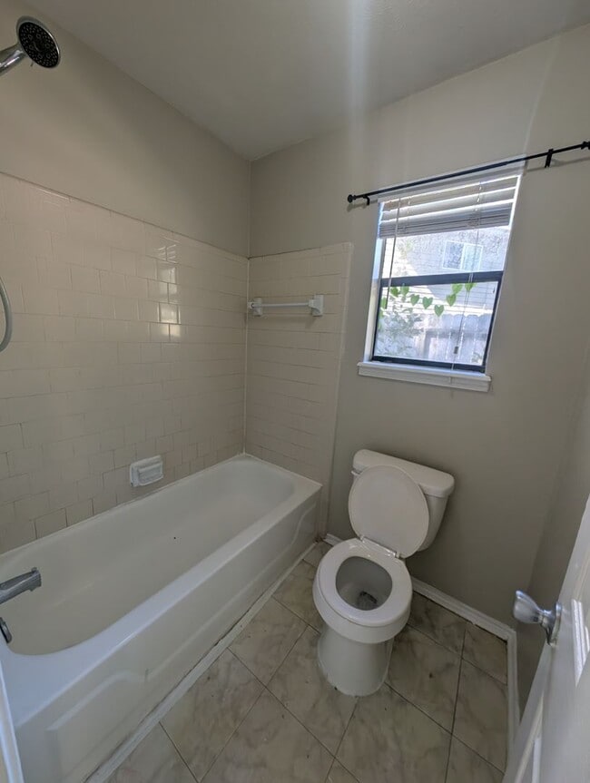 Building Photo - 3BR SFR w/ Garage & In-Unit Laundry in The Woodlands