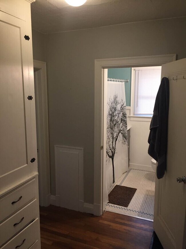 Building Photo - 2230 Riverside Dr NE