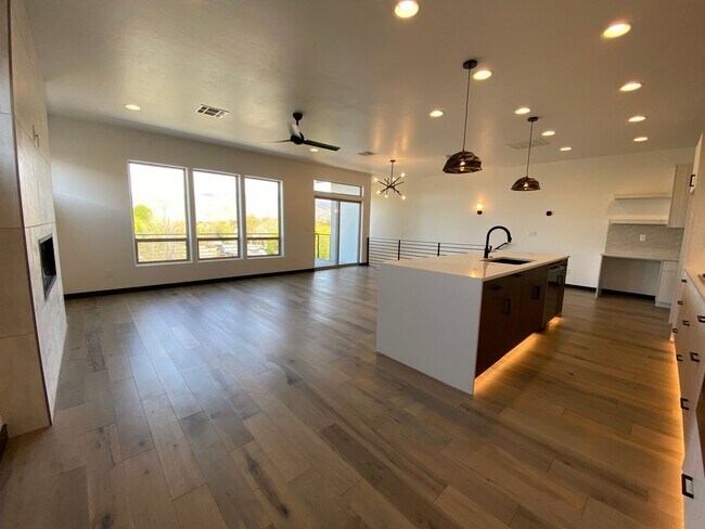 Building Photo - Close to Micron, 3 Bedroom 3 bath w/ a Million Dollar View!