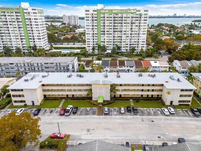 Building Photo - 11960 NE 19th Dr