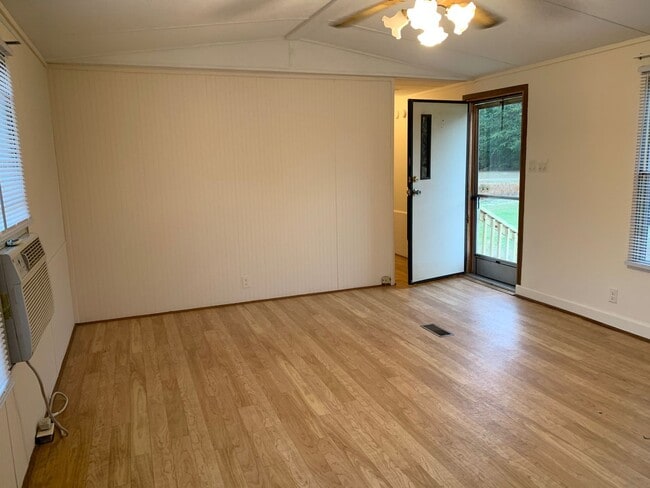 Building Photo - 3 BR, 2 BA Single Wide on Private Lot *Pri...