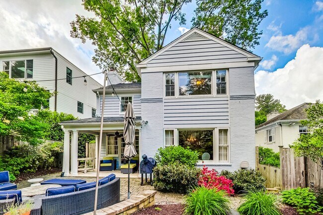 Building Photo - COMING SOON - Stunning 4 bed + 2 full & 2 1/2 bath Classic in NW DC