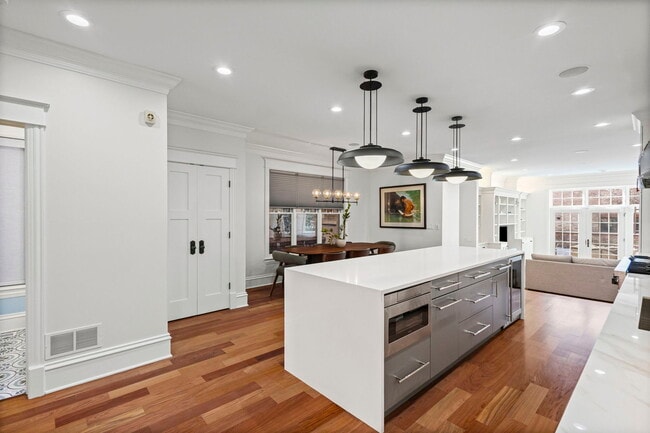 Building Photo - 4322 N Hermitage Ave