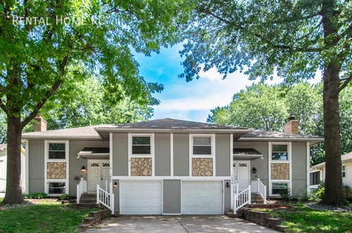 Building Photo - Roomy duplex w/ Finished Lower Level + Fen...