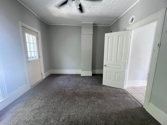 Building Photo - Adorable and Spacious Upper One Bedroom on...