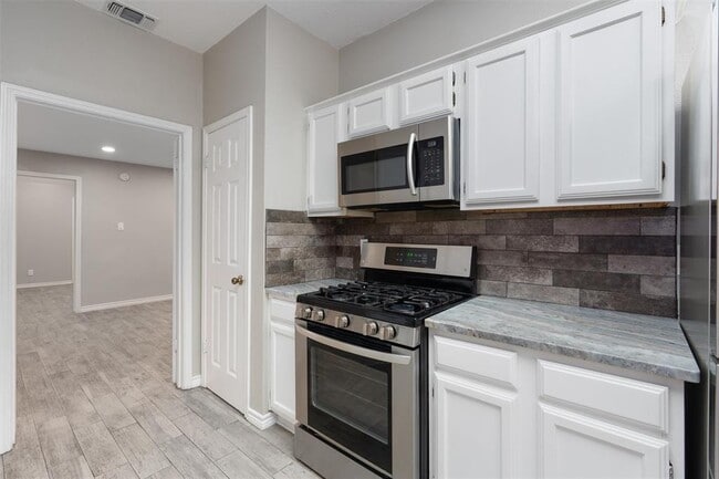 Building Photo - 2302 Windrift Way