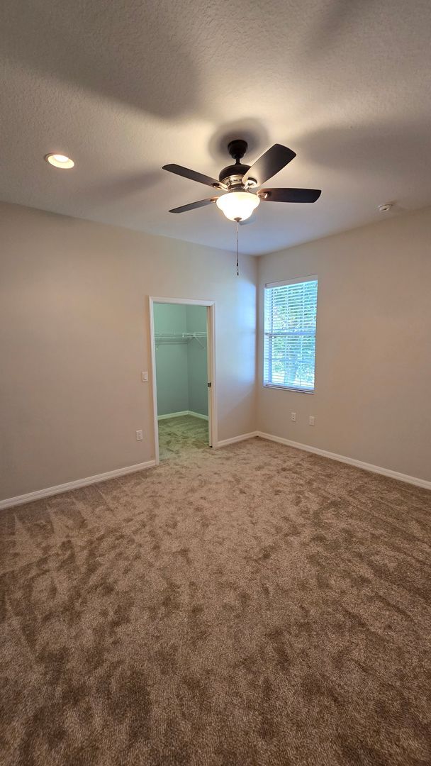 Building Photo - 3/2 w/ home office and 2 car garage