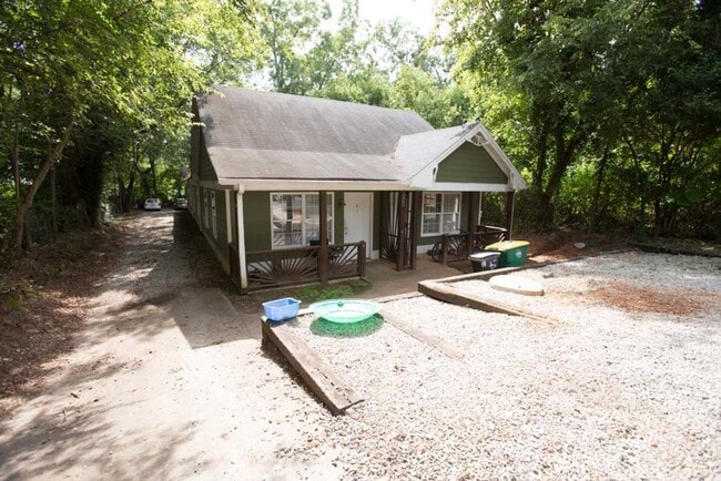 Building Photo - 4 Bedroom Duplex with Granite Countertops ...