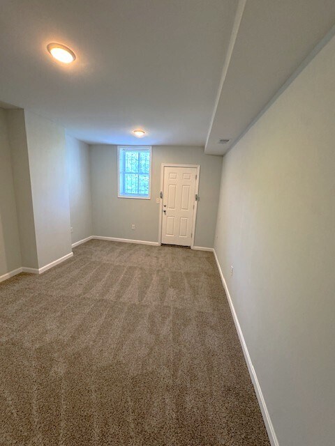 Building Photo - 2402 Lakeview Ave