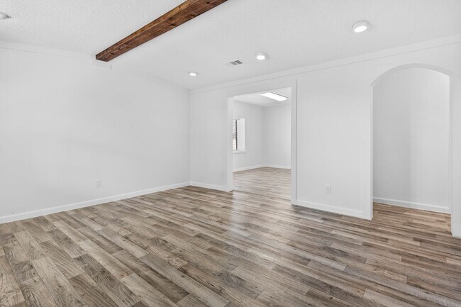 Building Photo - Beautiful & Unique Rental Home Spacious, C...