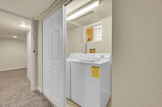 Building Photo - $3,400.00, 4 bed, 3 bed, located in Denver...