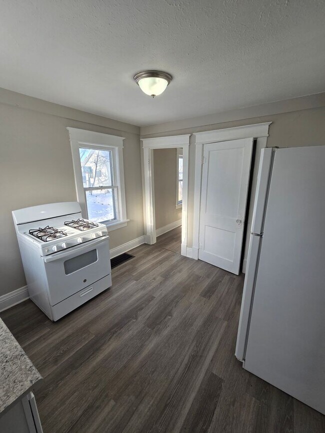 Building Photo - 2 bedroom, 1 bath house