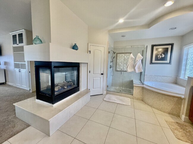 Building Photo - Luxurious 5-Bed, 4-Bath Fully Furnished Home in Henderson-