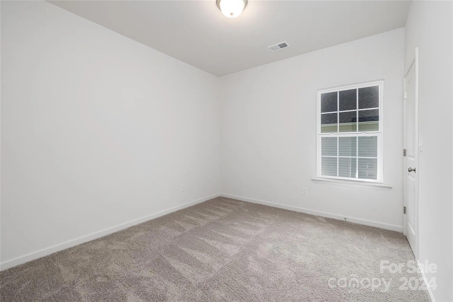Building Photo - Room in House on Oakwood Rd