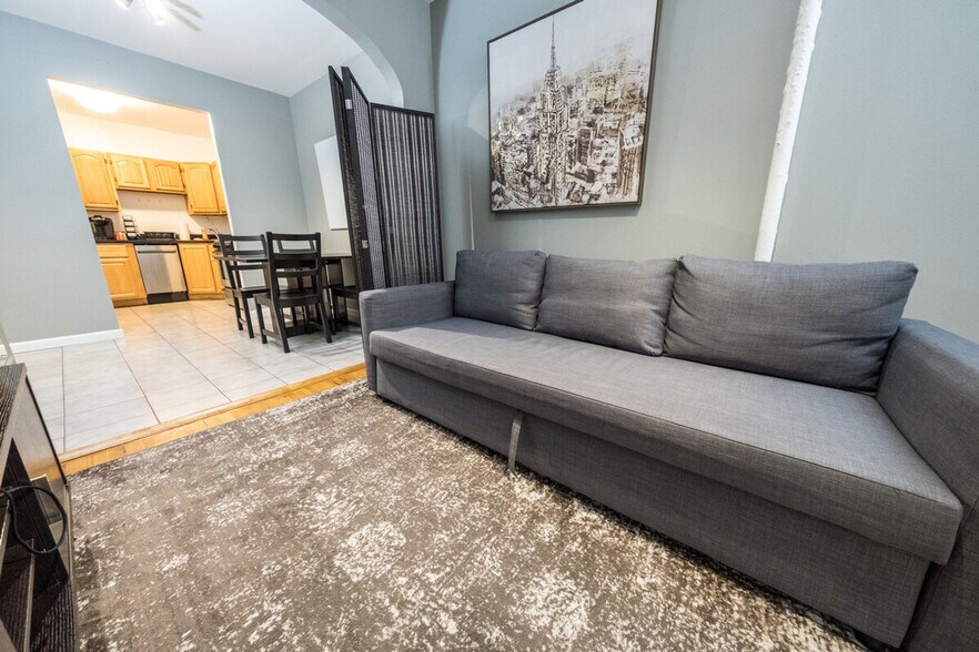 Building Photo - 301 E 104th St