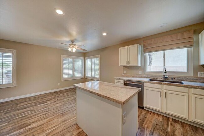 Building Photo - COMING SOON! Gorgeous Gilbert Home with Go...