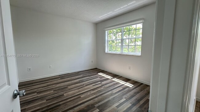 Building Photo - 160 SW 117th Terrace