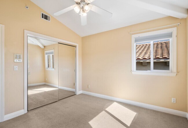 Building Photo - Spacious detached townhome available in So...