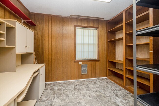 Building Photo - 240 Maywood Dr