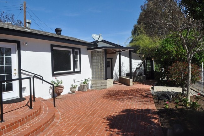 Building Photo - Serra Mesa  SFH Detached “4BR/2.5BA + offi...