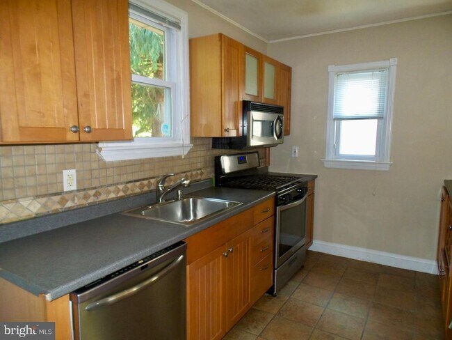 Building Photo - 220 Addison Ave