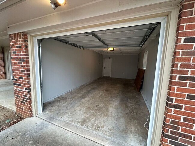 Building Photo - 2026 Woodmead St SW
