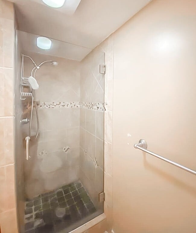 Building Photo - Charming 2-Level, 3 Bedroom 2 Bathroom Hom...