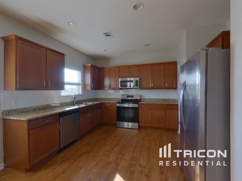 Building Photo - 2245 Bee Hive Dr