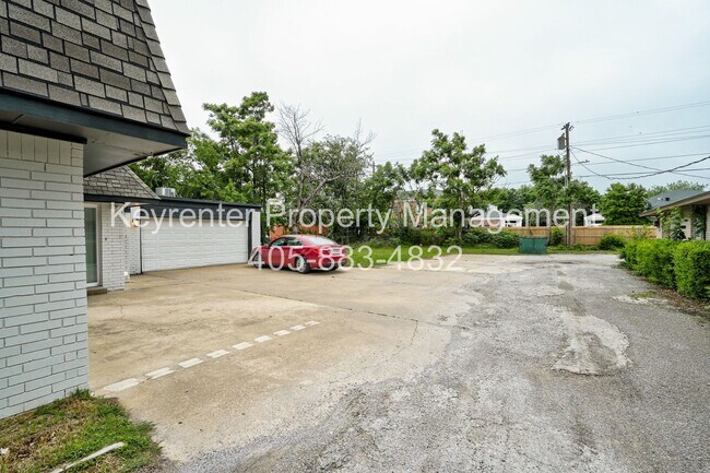 Building Photo - REMODELED 2 Bed 2 Bath 1 Mile West from Campus!
