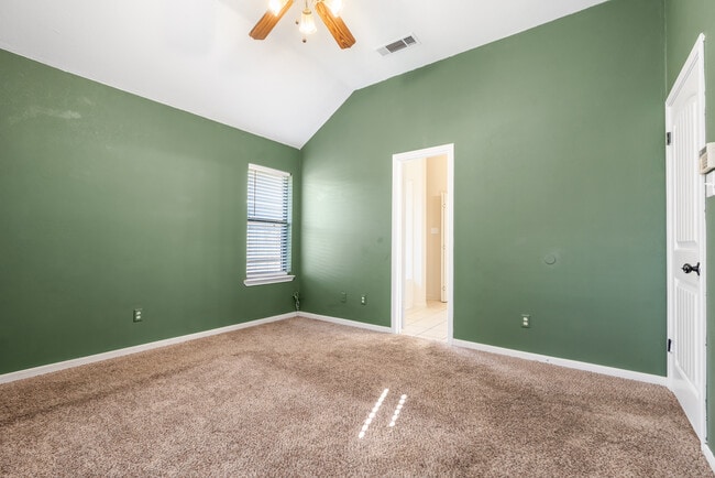 Building Photo - 605 Paintbrush Dr